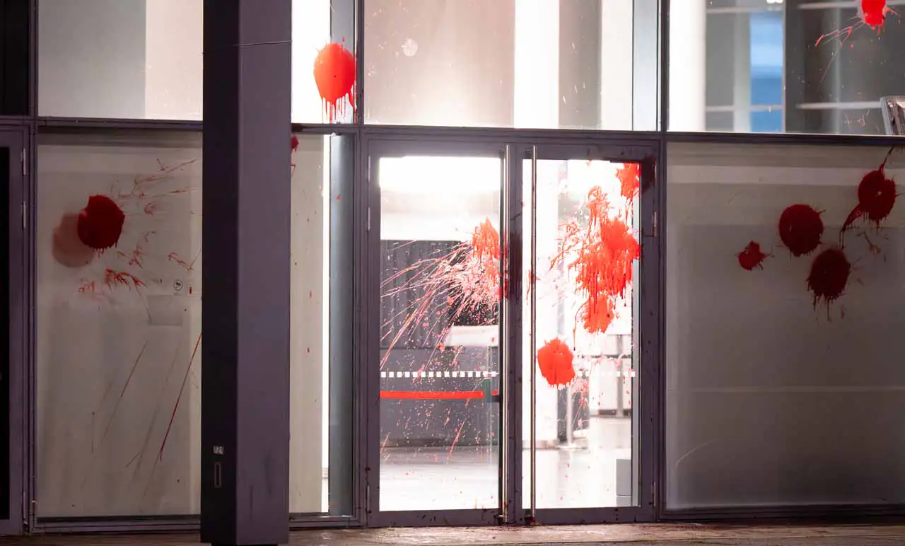 Kunstblutaktion an der Rheingoldhalle
